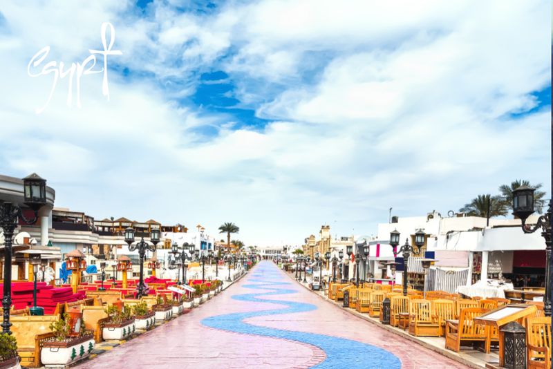 Deptak z restauracjami w Naama Bay