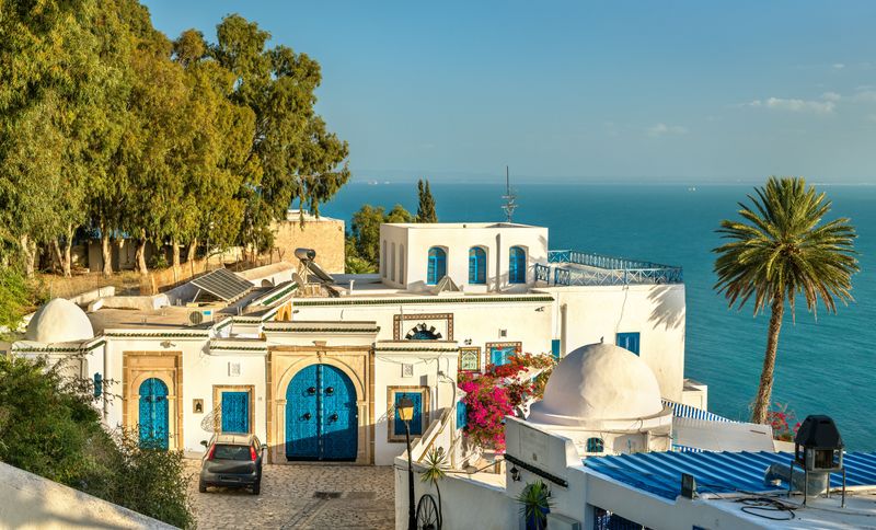 Rezydencja w Sidi Bou Said na tle morza