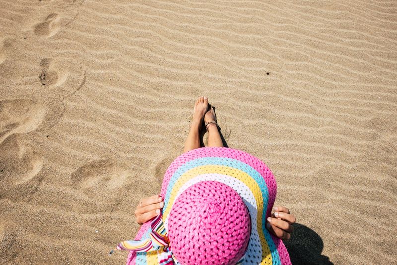 Opalanie na piaszczystej plaży