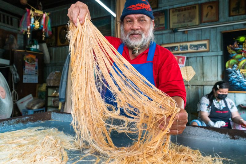 Mężczyzna robiący tajskie naleśniki