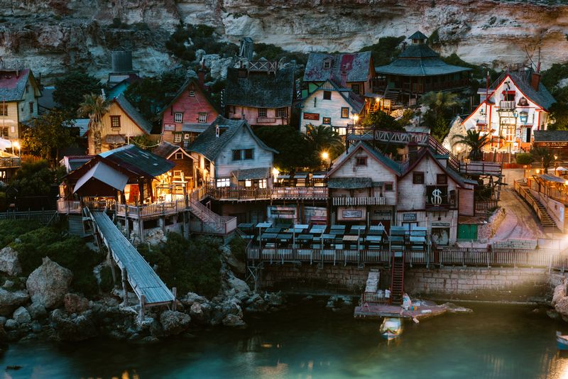 Wioska Popeye'a po zachodzie słońca