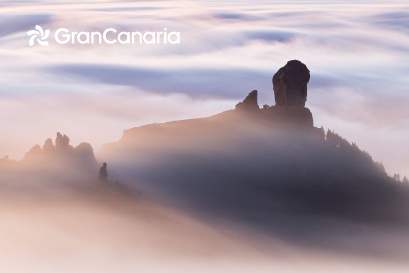 Zjawisko „morze chmur” otaczające szczyt