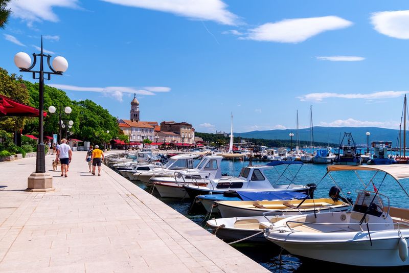 Wyspa Krk i port z łódkami