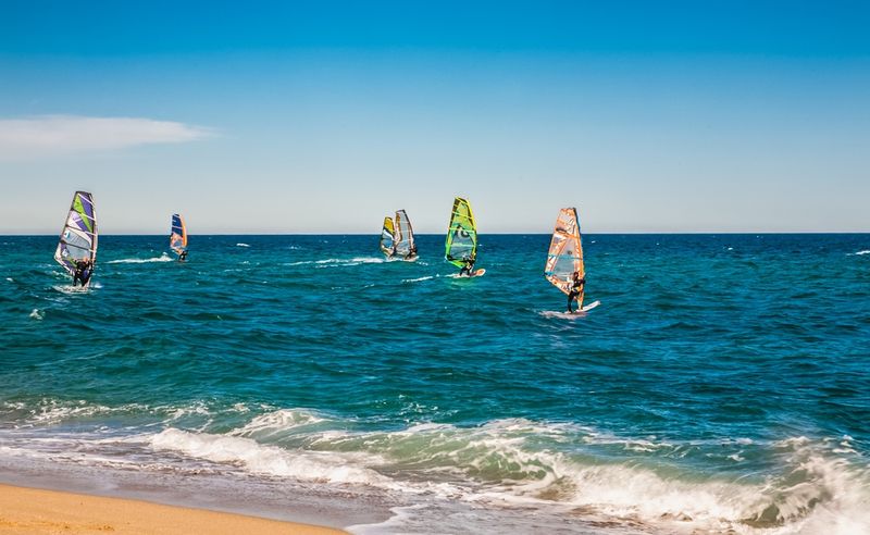 Windsurfing na plazy w Barcelonie