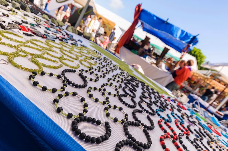 Biżuteria z oliwinu i skały wulkanicznej