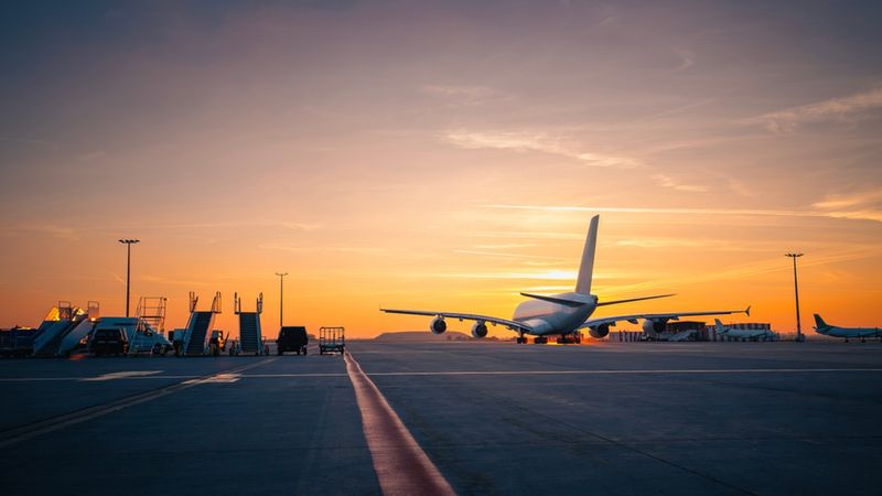 Samolot na lotnisku o zachodzie słońca