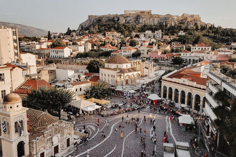 Plac Monastiraki z widokiem na Akropol