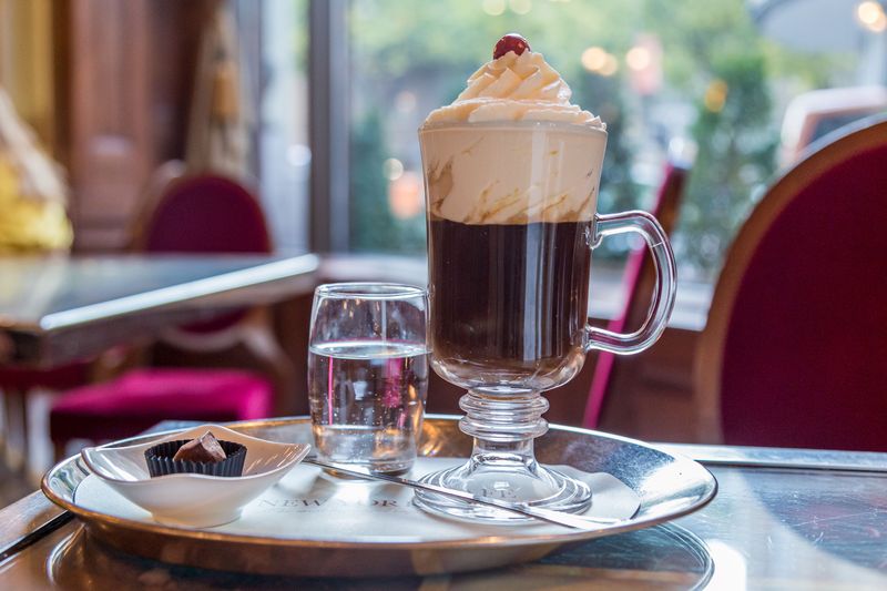 Kawa w New York Cafe w Budapeszcie