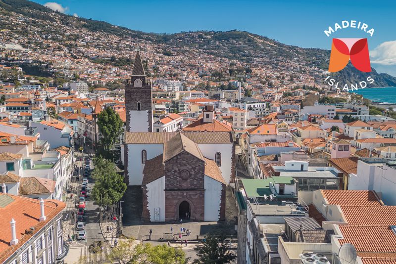 Funchal z widokiem na katedrę i zabudowania z czerwonymi dachami