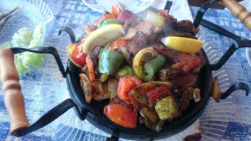 Sacz – danie z grillowanych warzyw i mięs, podawany na żeliwnym gorącym półmisku
