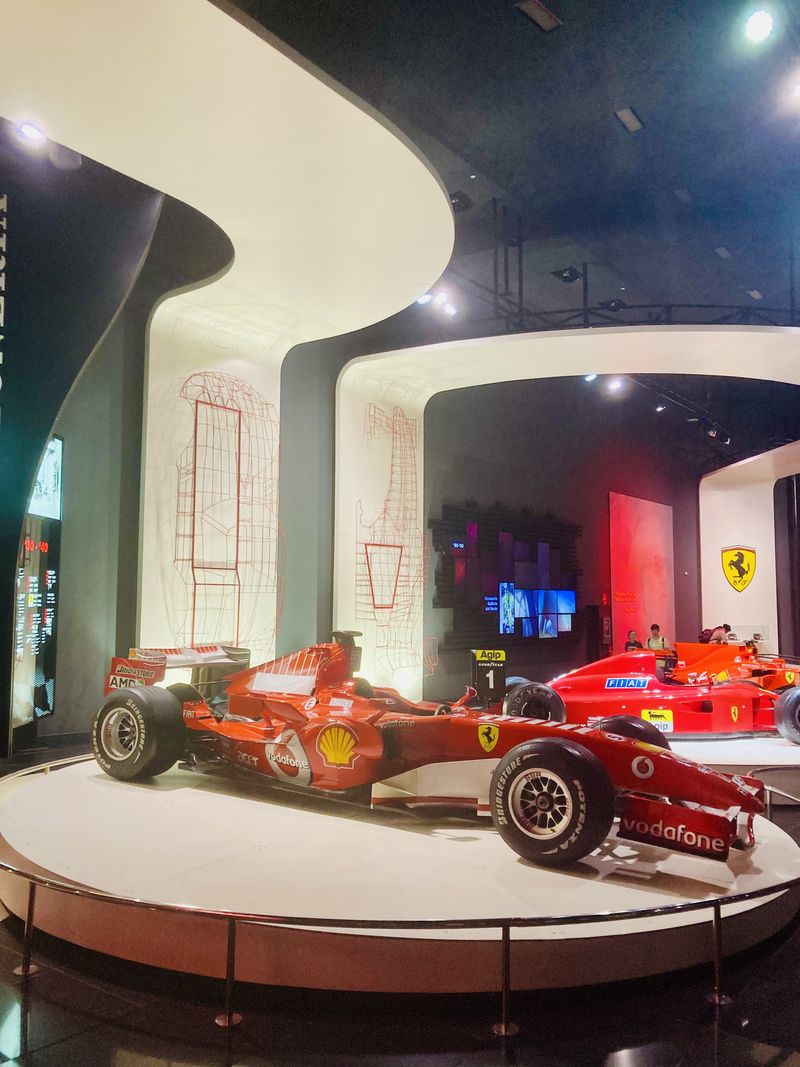 Bolidy Ferrari w Ferrarli Land