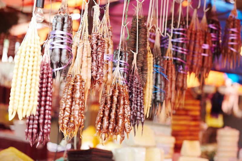 Soutzoukos wiszące na sznurkach