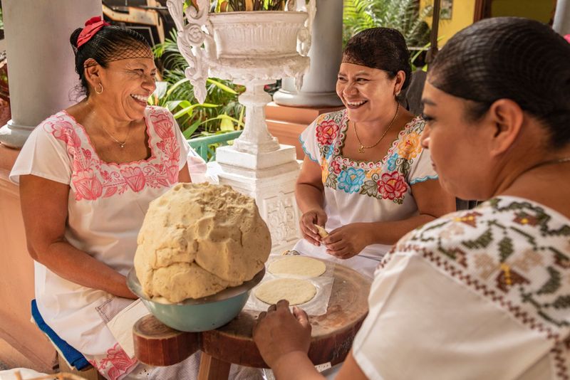 Meksykańskie kobiety robiące tortille