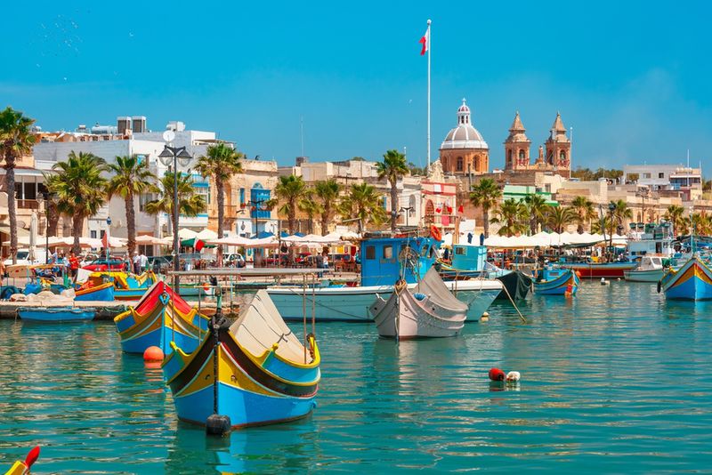 Kolorowe łódki luzzu to jeden z charakterystycznych elementów Malty
