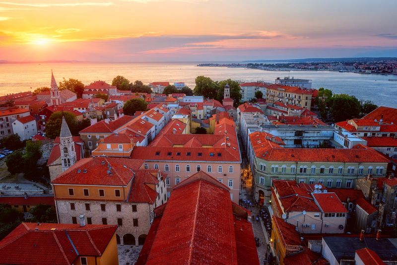 Stare miasto w Zadarze o zachodzie słońca