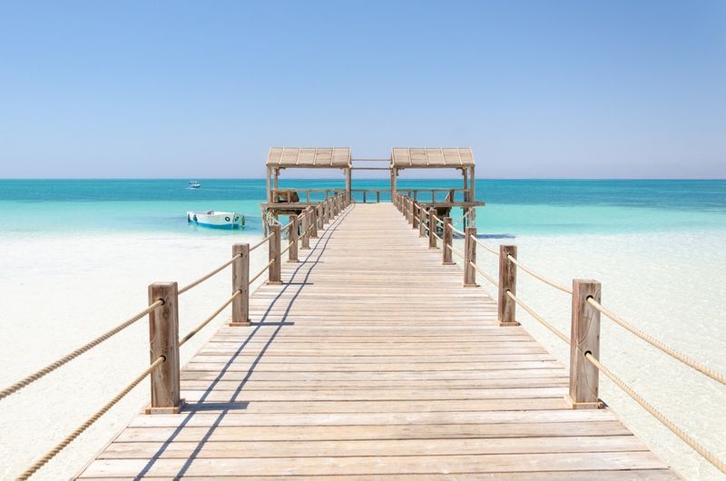 Piękna piaszczysta plaża i pomost