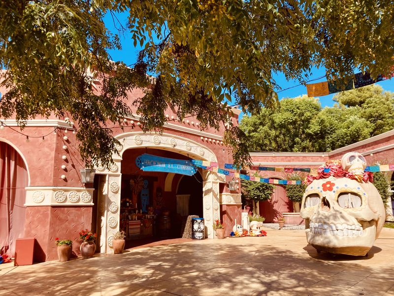 Dekoracje na Halloween w PortAventura Park