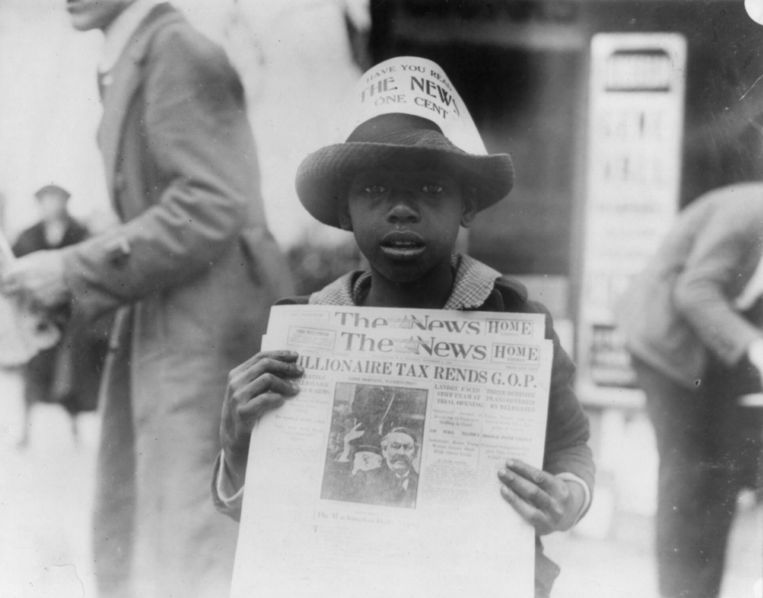 4 Chłopiec sprzedaje "The Washington Daily News", 1921, źródło: U.S. Library of Congress