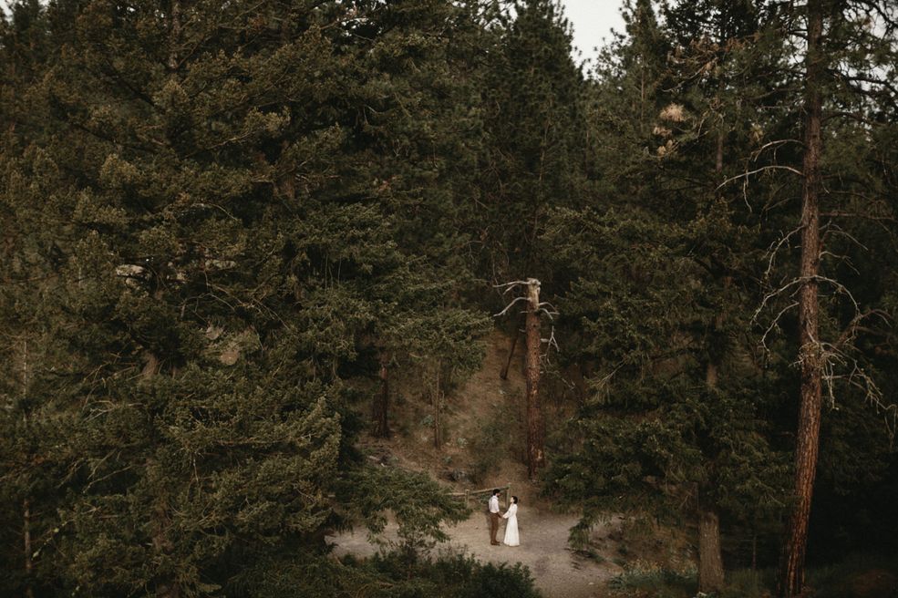 Fotografia ślubna to twardy orzech do zgryzienia. Fotograf ma jedną niepowtarzalną szansę na ujęcie każdej chwili.W międzyczasie na pewno pojawiają się spore trudności, z którymi musi się zmagać. Wielu fotografów popada w rutynę i realizuje zlecenia według określonych schematów, lecz to na pewno nie zapewni im miejsca wśród najlepszych.