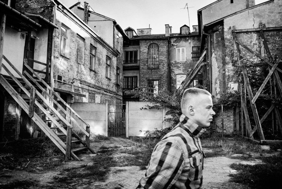 1 Nagrodę Grand Prix i pierwsze miejsce w kategorii Fotoreportaż zdobył Arkadiusz Kubisiak za cykl „Mijając cienie”, który opowiada historię Radomia, jego zabytkowych, zniszczonych i wyburzanych kamienic oraz ich wieloletnich lokatorów.