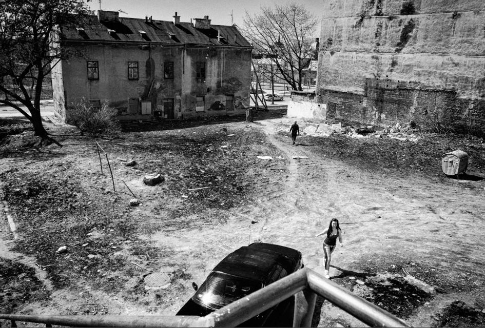 4 Przyznano 1. miejsca oraz wyróżnienia w każdej z pięciu kategorii: ludzie, krajobraz, zwierzęta, fotoreportaż oraz w kategorii specjalnej mecenasa konkursu firmy Samsung – „Najszybciej do doskonałości”. Statuetki zostały rozdane na uroczystej gali w Hotelu Intercontinental w Warszawie. Grand Prix 9. edycji WKF. i 1. miejsce w kategorii Fotoreportaż - "Mijając cienie" © Arkadiusz Kubisiak