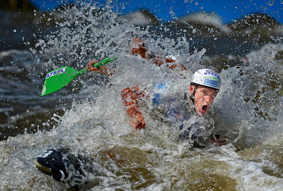 22 Czerwiec 2013 r., Kraków. Niebo bez chmurki, idealnie przygotowany tor i doskonali zawodnicy.
Dla mnie raj. Czekałem przy torze na słoweńską dwójkę, która w najbardziej efektowny sposób próbowała wygrać zawody. Nie udało się, ale jej wielkie poświęcenie i upór zostały docenione oklaskami. Samsung. Najszybciej do doskonałości: 1. miejsce "Mistrzostwa Europy w Kajakarstwie Slalomowym" © Bartłomiej Jurecki