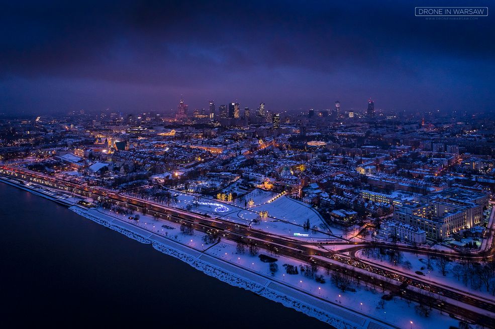 Projekt Drone in Warsaw to najnowsze dziecko działającego od 15 lat studia graficznego Prokreacja, prowadzonego wspólnie przez Dorotę i Radosława Pachowiczów. Hobbystycznie i zawodowo z dronów korzystają od kilku lat, ale dopiero pod koniec zeszłego roku postanowili rozwijać pod osobną marką projekty związane wyłącznie z Warszawą. Prezentowne materiały szybko zyskały spore uznanie, czego efektem było nawiązanie współpracy ze Stołecznym Biurem Turystyki, a także zaproszenie do oficjalnego dokumentowania ostatniego finału Wielkiej Orkiestry Świątecznej Pomocy.