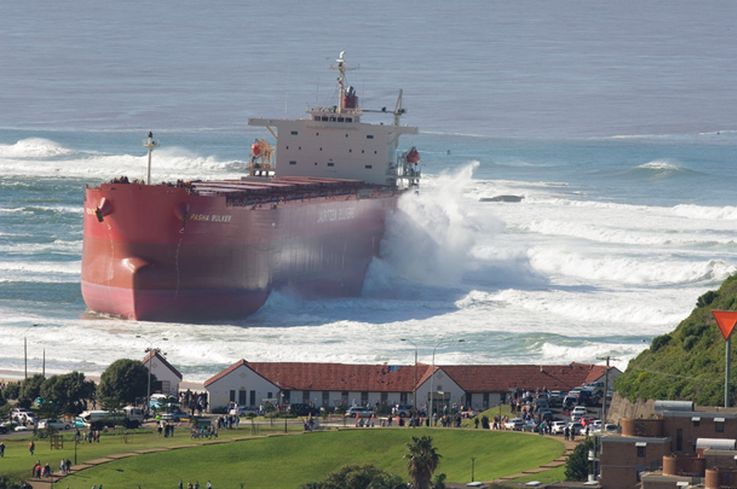 8 W 2007 statek Pasha Bulker osiadł na mieliźnie w pobliżu australijskiej miejscowości Newcastle. Fot. Stephen Kinna.