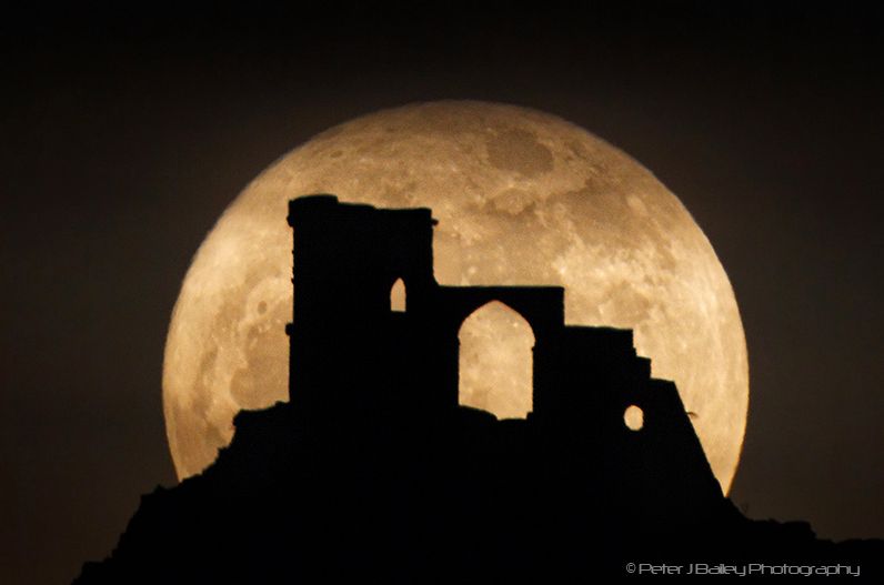 Pełnia w tle ruin zamku w Mow Cop (hrabstwo Cheshire w Anglii) Fot. peterjbailey
/ Flickr