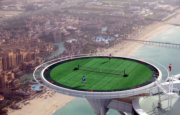 9 Pojedynek na szczycie: w 2005 roku na lądowisku dla helikopterów przekształconym w kort, na szczycie hotelu Burj Al Arab w Dubaju, odbył się mecz Andre Agassi - Roger Federer.