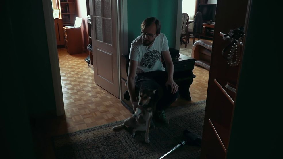 Co jest najtrudniejsze w tworzeniu niezależnej gry? Finanse, nerwy, promocja czy wypuszczanie gry na rynek?
Zdecydowanie promocja i dotarcie do graczy i mediów. Co ciekawe, wielu twórców nie dostrzega tego problemu, jednak ostatecznie gra jest produktem i musi się sprzedać. Bez zysków nie zrobisz kolejnej.
Czy produkcja gry się zwróciła? Chłopaki poradzili sobie z wyzwaniami?
Pierwsze miesiące po premierze były dość ciężkie, ale obecnie gra jest dostępna na Nintendo Switch, iOS i Android. Myślę, że są już na plusie.
