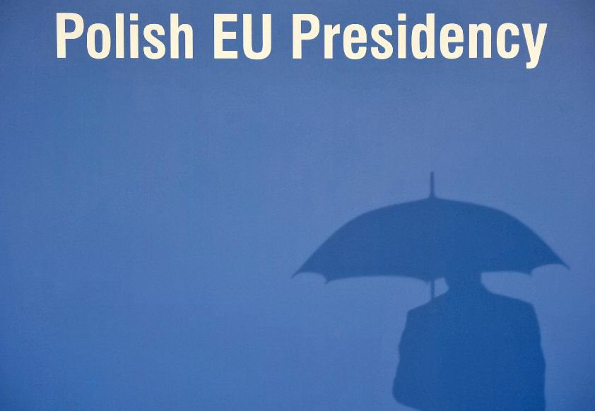 Nominacja do nagrody głównej Zdjęcie Adama Warżaway (PAP) – Cień jednego z uczestników nieformalnego spotkania ministrów ds. środowiska krajów UE w Sopocie. Organizatorzy podkreślają, że "Fotografia Adama Warżawy ma siłę plakatu, prostego ale wymownego."