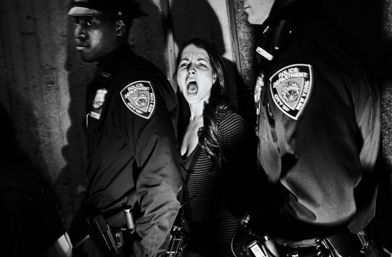 2 Zdjęcie Tomasz Lazara nagrodzone w kategorii "Ludzie w wiadomościach" w konkursie World Press Photo przedstawia protesty mieszkańców Harlemu przeciwko taktykom stosowanym przez nowojorską policję. Zdjęcie zwyciężyło też w konkursie BZ WBK Press Photo