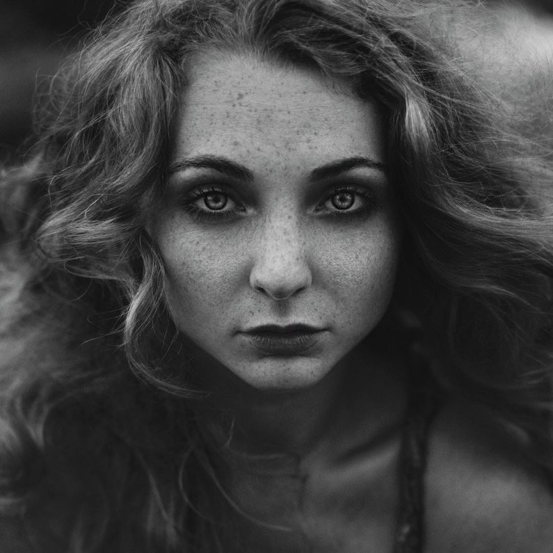Claudia korzysta z lustrzanki Canon 5D Mark II oraz obiektywu Canon 50mm f/1.4 oraz 24-70mm f/2.8.