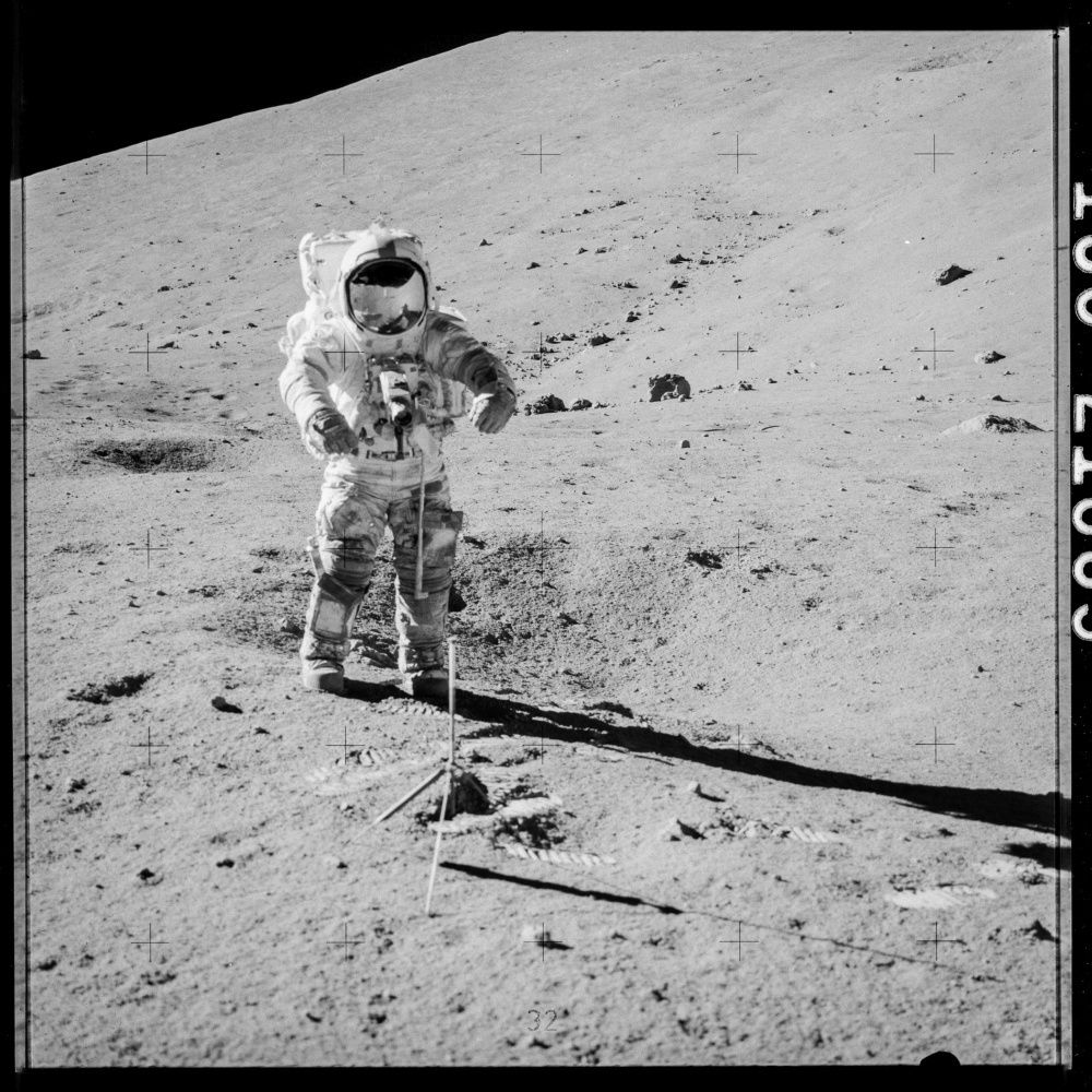 Zbieranie próbek na Księżycu przez astronautę