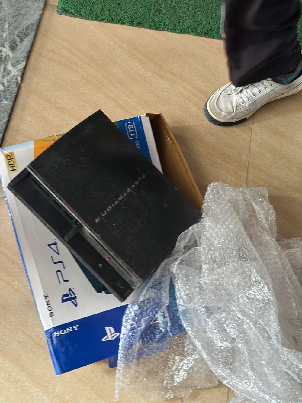 PS3 w pudełku od PS4