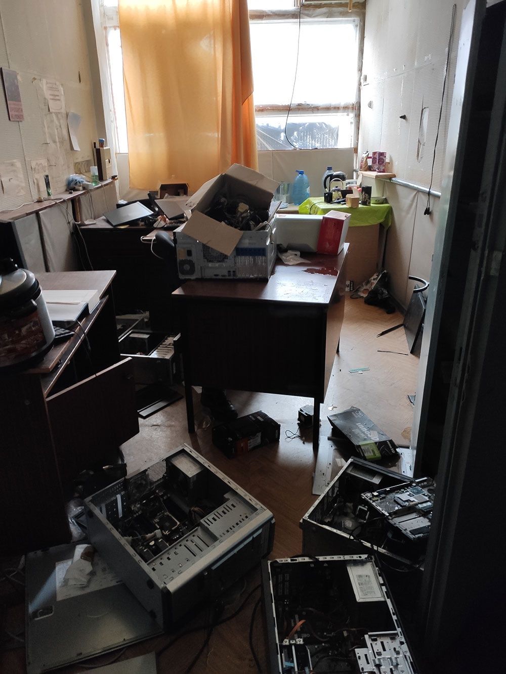 Elektrownia w Czarnobylu - budynek administracyjny rozkradziony przez rosyjskich żołnierzy