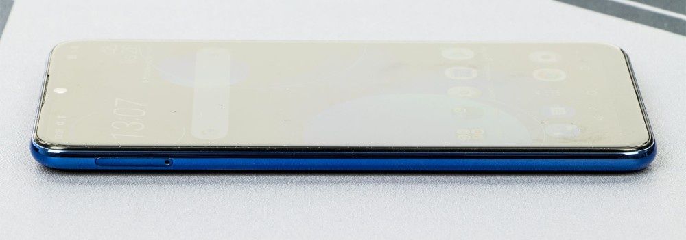 HTC Desire 19+ lewy bok