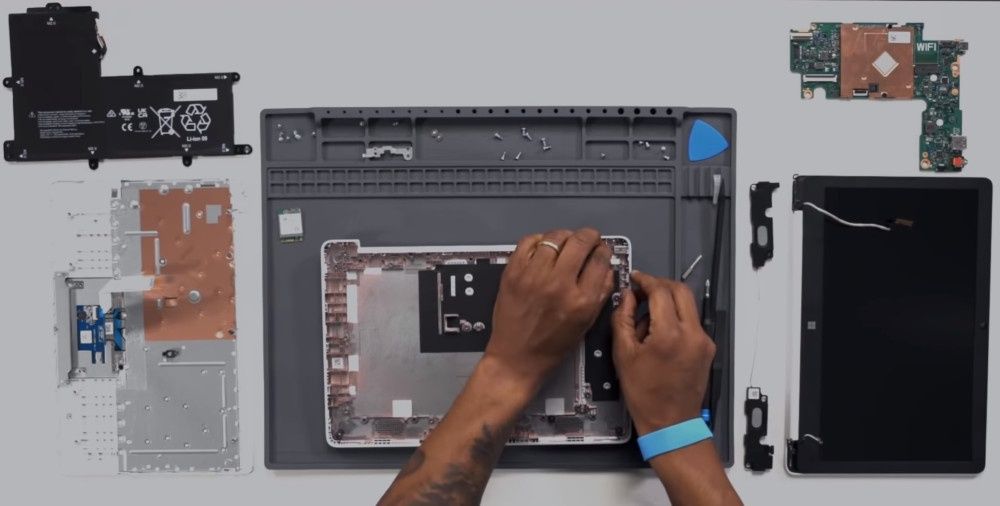 Microsoft Surface Laptop SE wnętrze