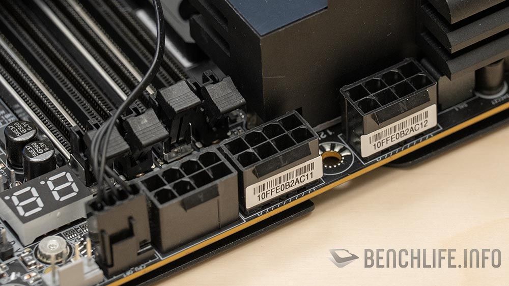 Trzy gniazda zasilania EPS12V 8-pin