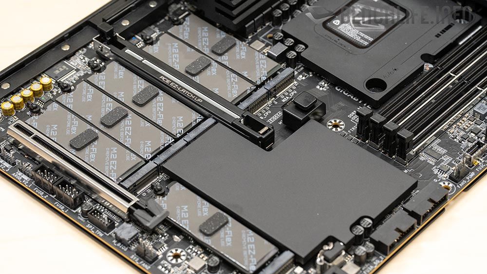 Płyta oferuje aż sześć gniazd M.2 pod dyski SSD NVMe