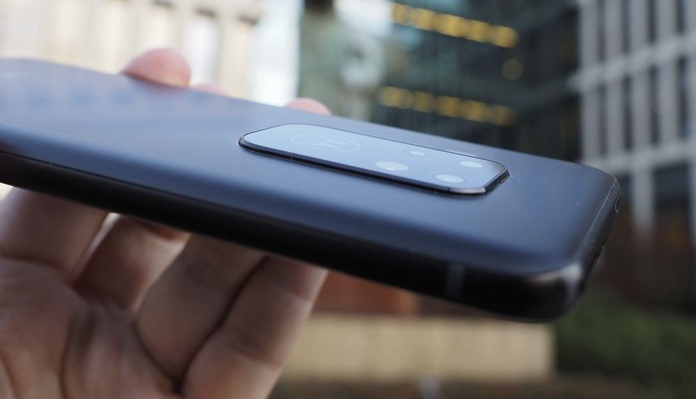 Motorola One Zoom widok wystający moduł aparatów