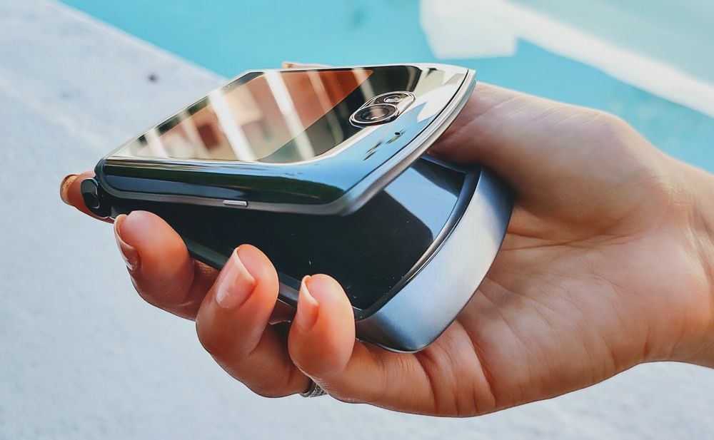 Moto RAZR 5G dłoń otwarta