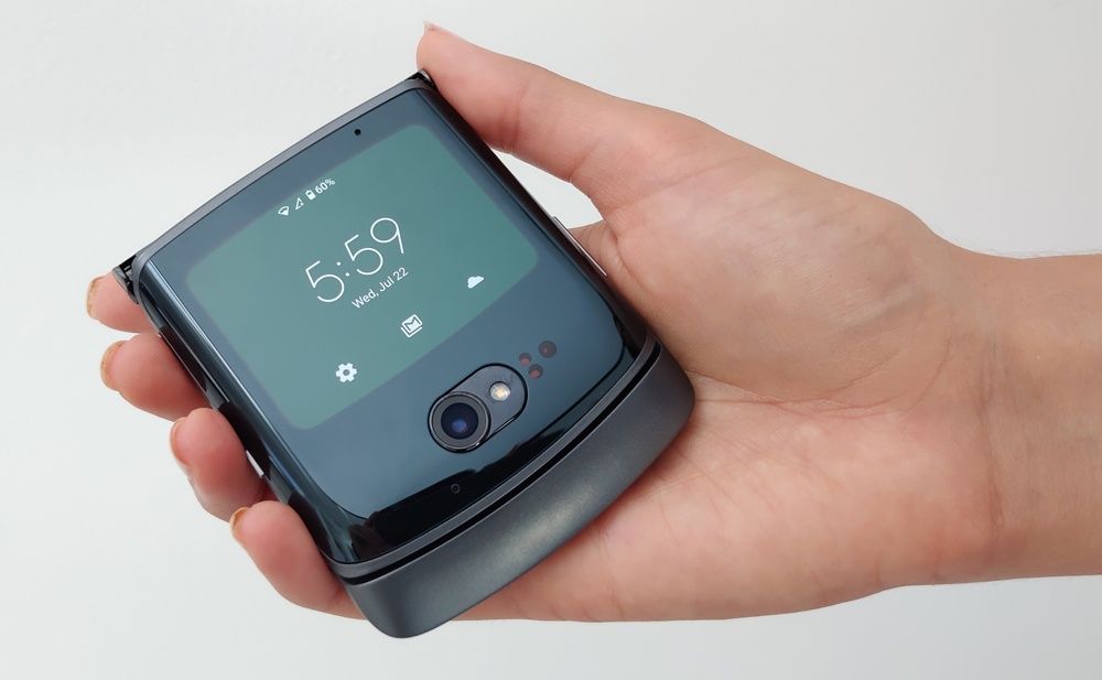 Moto RAZR 5G dłoń