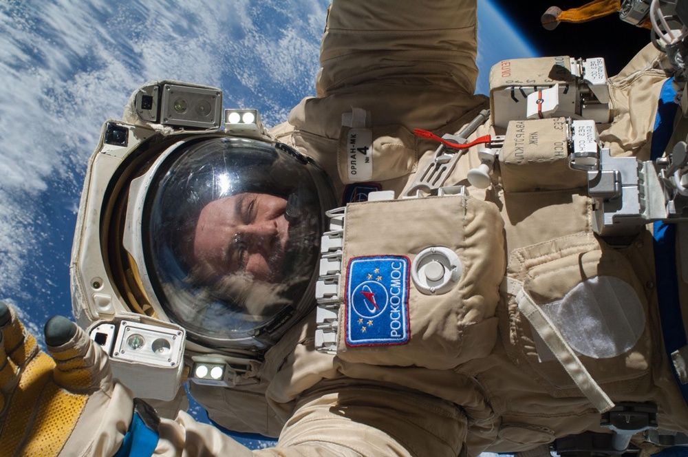 Spacer kosmiczny - rosyjski kombinezon