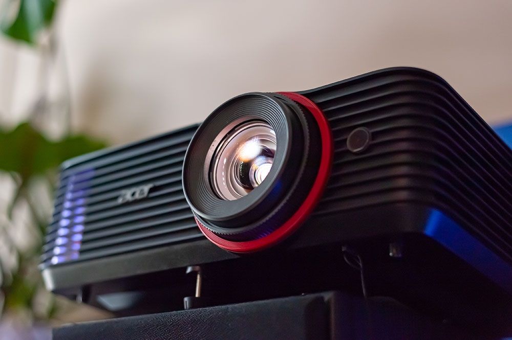 Oglądam serial Wiedźmin na projektorze Acer Nitro G550