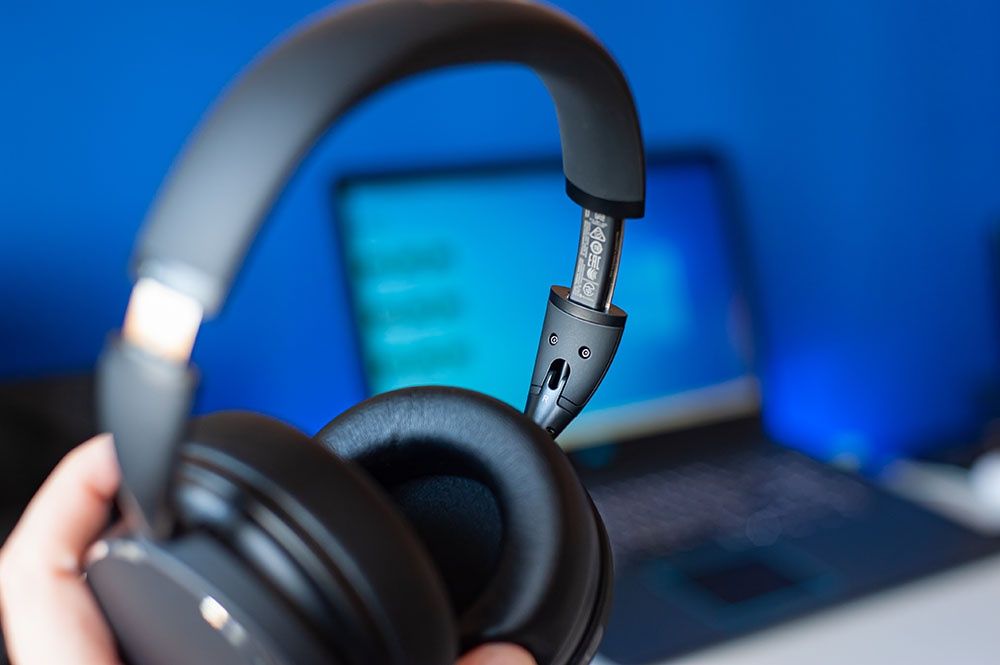AKG Y600NC Wireless - regulacja pałąka