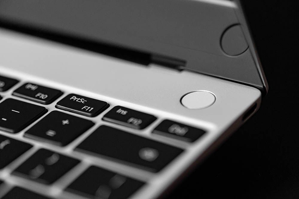 Huawei MateBook X 2020 - szybki czytnik linii papilarnych w laptopie