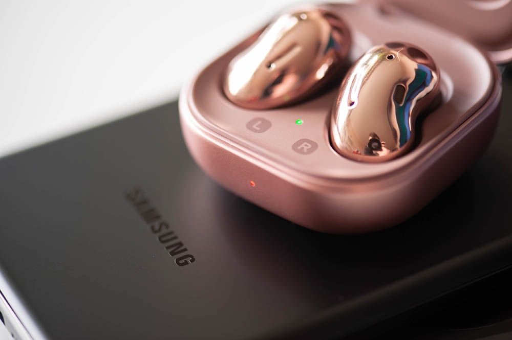 Ładowanie zwrotne - Samsung Galaxy S21 Ultra i Galaxy Buds Live