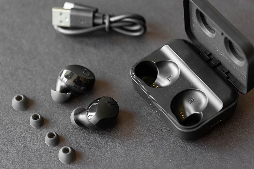 MEE audio X10 - całkiem bezprzewodowe słuchawki z etui ładującym